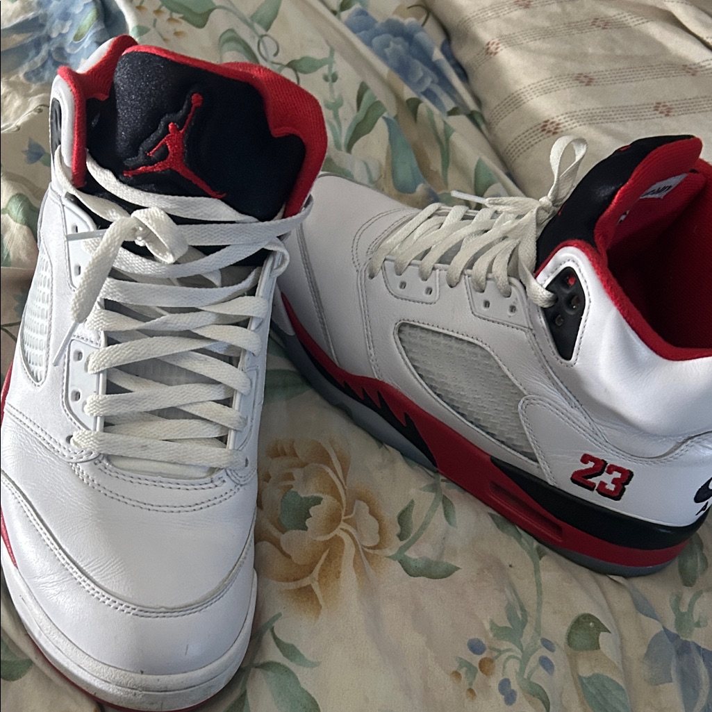 Jordan Men’s White/Red/Black Retro Basketball Sneakers